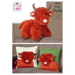 King Cole Strickanleitung 9089 "Highland Cow" für Tinsel Chunky Garn